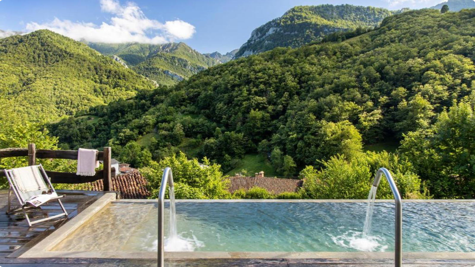 Piscina exterior con vistas al valle y las montañas