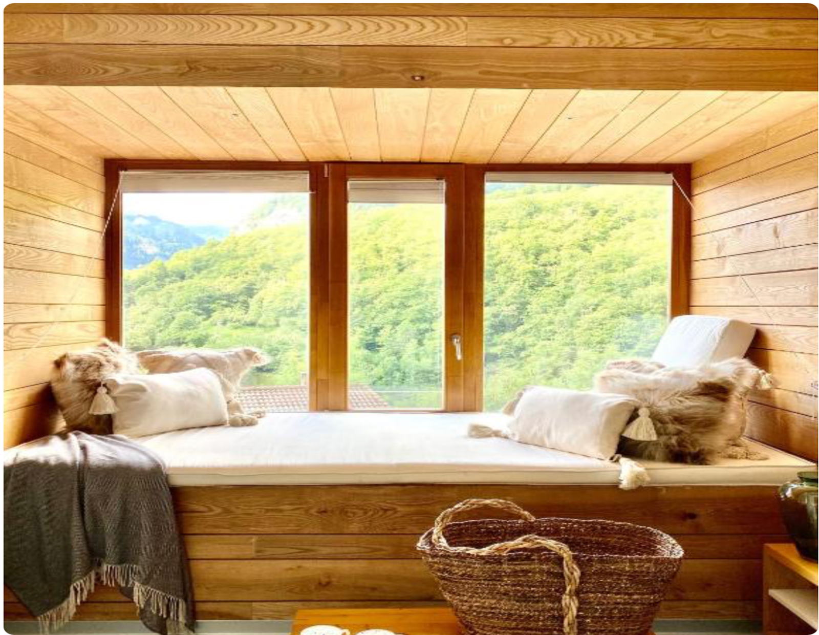 Habitación de madera con ventanal a la montaña