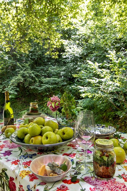 Mesa preparada entre los árboles del bosque